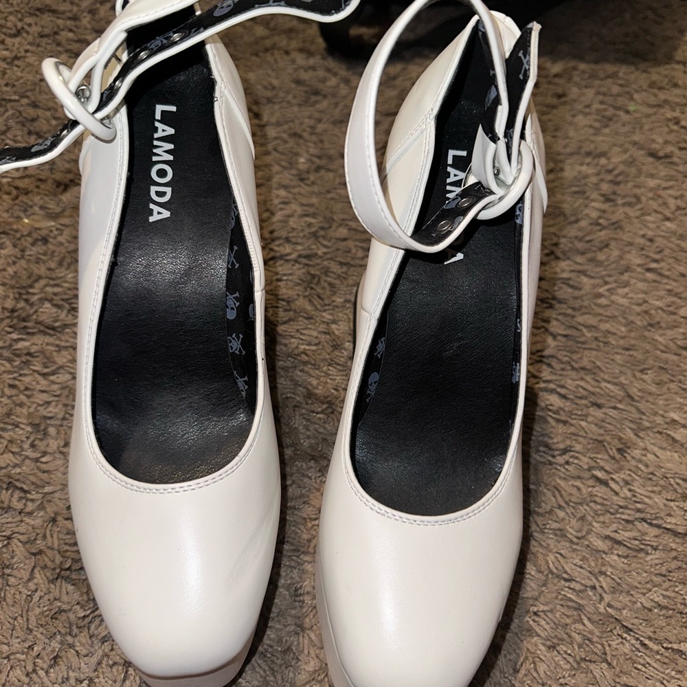 Lamo White Women's Heels